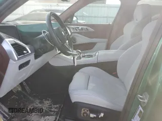 2024 BMW XM z VIN 5YM23CS05R9V07202, wystawiony jako Copart lot #42382675 z przebiegiem 10 028 mil mil oraz Szkody całkowita. Historia ofert i sprzedaży dostępna na DreamBid. Obrazek 7.