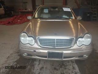 2002 Mercedes-Benz C 230/260/280/320 z VIN WDBRF61J82E005564, wystawiony jako IAAI lot #42468902 z przebiegiem 96 122 mil mil oraz . Historia ofert i sprzedaży dostępna na DreamBid. Obrazek 12.