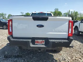 2024 Ford F-250 XL z VIN 1FTBF2BA4RED42236, wystawiony jako Copart lot #52189235 z przebiegiem Nie podano mil oraz Szkoda całkowita • Salvage title. Historia ofert i sprzedaży dostępna na DreamBid. Obrazek 6.