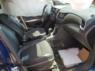 2020 Chevrolet Trax LT z VIN KL7CJLSB5LB329731, wystawiony jako Copart lot #52688482 z przebiegiem 25 658 mil mil oraz Nie do naprawy. Historia ofert i sprzedaży dostępna na DreamBid. Obrazek 5.