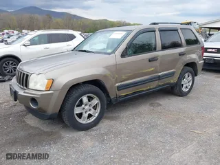2005 Jeep Grand Cherokee Laredo with VIN 1J4GR48K35C510327, listed as a IAAI auction lot 42026081 with 260,377 mi miles. Bid and sale history available at carsss.com. Image 2.