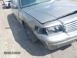 2001 Ford Crown Victoria LX z VIN 2FAFP74W01X102534, wystawiony jako IAAI lot #42017605 z przebiegiem 160 063 mil mil oraz . Historia ofert i sprzedaży dostępna na DreamBid. Obrazek 6.