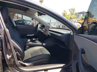 2024 Tesla Model 3 z VIN 5YJ3E1EA4RF721281, wystawiony jako IAAI lot #42238541 z przebiegiem 28 679 mil mil oraz . Historia ofert i sprzedaży dostępna na DreamBid. Obrazek 5.