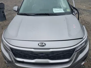 2021 Kia Seltos EX z VIN KNDERCAAXM7152773, wystawiony jako IAAI lot #42358182 z przebiegiem 49 120 mil mil oraz . Historia ofert i sprzedaży dostępna na DreamBid. Obrazek 10.