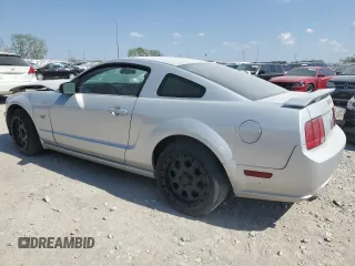 2006 Ford Mustang GT Deluxe z VIN 1ZVFT82H565248899, wystawiony jako Copart lot #52450805 z przebiegiem 166 284 mil mil oraz Czysty tytuł • Clean title. Historia ofert i sprzedaży dostępna na DreamBid. Obrazek 2.