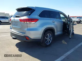 2019 Toyota Highlander SE z VIN 5TDJZRFH4KS580932, wystawiony jako IAAI lot #42250414 z przebiegiem 52 437 mil mil oraz . Historia ofert i sprzedaży dostępna na DreamBid. Obrazek 4.