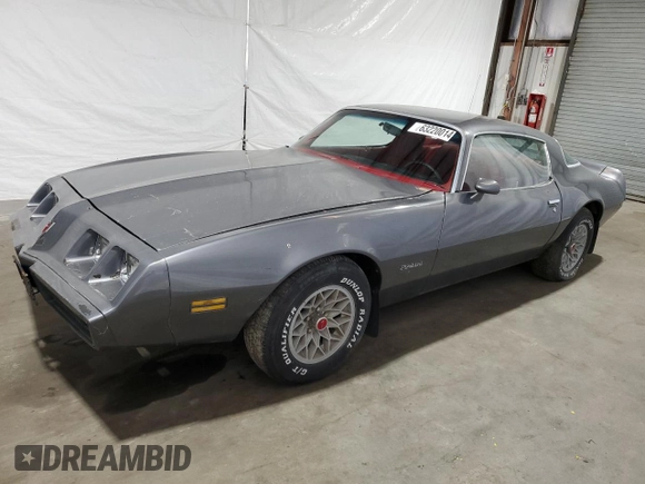 1981 Pontiac Firebird z VIN 1G2AS87A4BN117926, wystawiony jako Copart lot #63220014 z przebiegiem 54 759 mil mil oraz Czysty tytuł • Clean title. Historia ofert i sprzedaży dostępna na DreamBid. Obrazek 1.