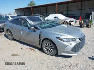 2019 Toyota Avalon XLE z VIN 4T1BZ1FB9KU004259, wystawiony jako IAAI lot #42033958 z przebiegiem 82 640 mil mil oraz . Historia ofert i sprzedaży dostępna na DreamBid. Obrazek 1.