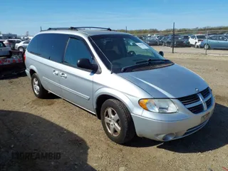 2005 Dodge Caravan SXT with VIN 2D8GP44L75R432427, listed as a IAAI auction lot 42049469 with 129,557 mi miles. Bid and sale history available at carsss.com. Image 1.