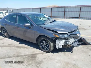 2021 Toyota Camry SE z VIN 4T1G11BK3MU033732, wystawiony jako IAAI lot #42028368 z przebiegiem 41 393 mil mil oraz . Historia ofert i sprzedaży dostępna na DreamBid. Obrazek 1.