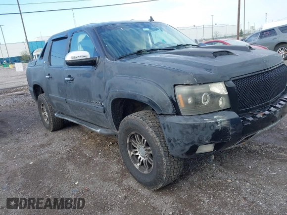2007 Chevrolet Avalanche LTZ z VIN 3GNFK12357G286474, wystawiony jako IAAI lot #42110263 z przebiegiem 282 901 mil mil oraz . Historia ofert i sprzedaży dostępna na DreamBid. Obrazek 1.