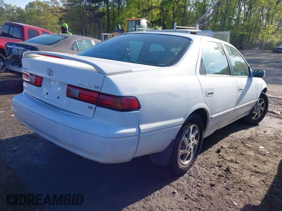 1999 Toyota Camry LE z VIN 4T1BF28K5XU930080, wystawiony jako IAAI lot #41986577 z przebiegiem 145 224 mil mil oraz . Historia ofert i sprzedaży dostępna na DreamBid. Obrazek 4.