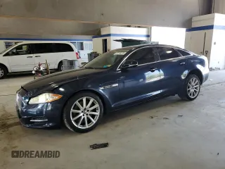 2012 Jaguar XJ z VIN SAJWA1CB6CLV37177, wystawiony jako Copart lot #53746335 z przebiegiem 111 715 mil mil oraz Szkoda całkowita • Salvage title. Historia ofert i sprzedaży dostępna na DreamBid. Obrazek 1.