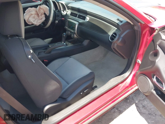 2013 Chevrolet Camaro LT z VIN 2G1FB1E39D9141179, wystawiony jako IAAI lot #42251362 z przebiegiem 135 433 mil mil oraz . Historia ofert i sprzedaży dostępna na DreamBid. Obrazek 5.