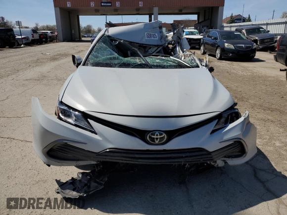 2024 Toyota Camry LE z VIN 4T1C11AK0RU197821, wystawiony jako Copart lot #52981825 z przebiegiem 35 396 mil mil oraz Szkody całkowita. Historia ofert i sprzedaży dostępna na DreamBid. Obrazek 5.