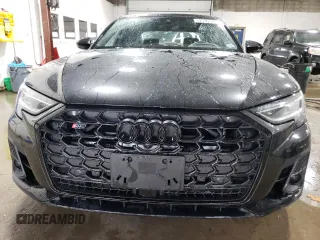 2023 Audi S8 z VIN WAULSAF84PN009501, wystawiony jako Copart lot #62595324 z przebiegiem 18 928 mil mil oraz Szkoda całkowita • Salvage title. Historia ofert i sprzedaży dostępna na DreamBid. Obrazek 5.