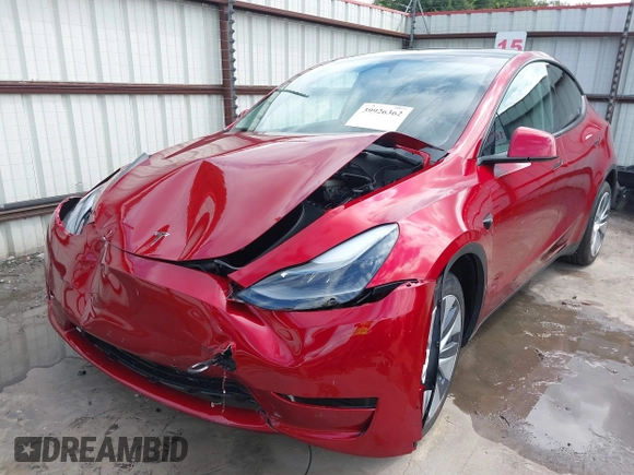 2024 Tesla Model Y Long Range with VIN 7SAYGDEE8RA283983, listed as a IAAI auction lot 39926362 with 1,999 mi miles. Bid and sale history available at carsss.com. Image 6.