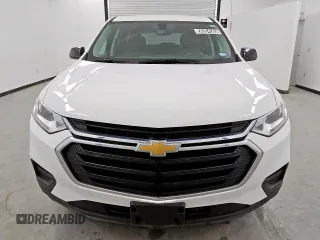 2021 Chevrolet Traverse LS z VIN 1GNERFKW4MJ138373, wystawiony jako Copart lot #56994505 z przebiegiem 64 609 mil mil oraz Czysty tytuł • Clean title. Historia ofert i sprzedaży dostępna na DreamBid. Obrazek 5.