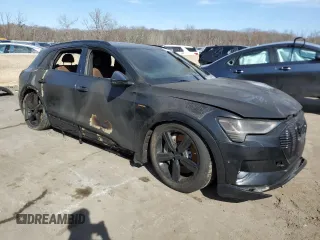 2019 Audi e-tron Premium Plus z VIN WA1LAAGE2KB013285, wystawiony jako Copart lot #61600395 z przebiegiem Nie podano mil oraz Nie do naprawy • Non repairable. Historia ofert i sprzedaży dostępna na DreamBid. Obrazek 4.