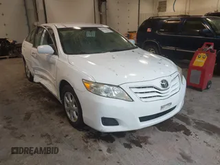 2011 Toyota Camry LE z VIN 4T4BF3EK4BR174346, wystawiony jako IAAI lot #42203606 z przebiegiem 68 428 mil mil oraz . Historia ofert i sprzedaży dostępna na DreamBid. Obrazek 1.