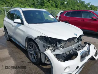 2018 BMW X1 sDrive28i z VIN WBXHU7C34J5H40814, wystawiony jako IAAI lot #42291108 z przebiegiem 93 200 mil mil oraz . Historia ofert i sprzedaży dostępna na DreamBid. Obrazek 1.
