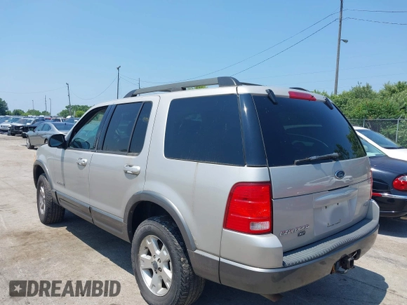 2005 Ford Explorer XLT z VIN 1FMZU73K95UB79894, wystawiony jako IAAI lot #42664316 z przebiegiem 245 233 mil mil oraz . Historia ofert i sprzedaży dostępna na DreamBid. Obrazek 3.