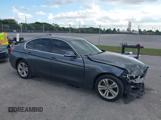 2017 BMW 3 Series 330i xDrive z VIN WBA8D9C59HK678410, wystawiony jako IAAI lot #41549344 z przebiegiem 76 762 mil mil oraz . Historia ofert i sprzedaży dostępna na DreamBid. Obrazek 1.
