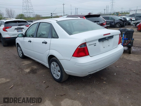 2007 Ford Focus S z VIN 1FAHP34N07W260725, wystawiony jako IAAI lot #42004694 z przebiegiem 84 923 mil mil oraz . Historia ofert i sprzedaży dostępna na DreamBid. Obrazek 3.