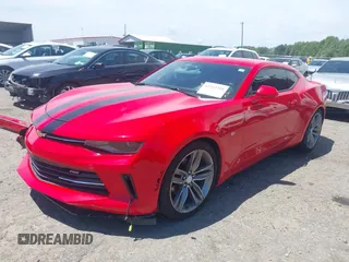 2017 Chevrolet Camaro 1LT z VIN 1G1FB1RS4H0201483, wystawiony jako IAAI lot #42313718 z przebiegiem 84 031 mil mil oraz . Historia ofert i sprzedaży dostępna na DreamBid. Obrazek 2.