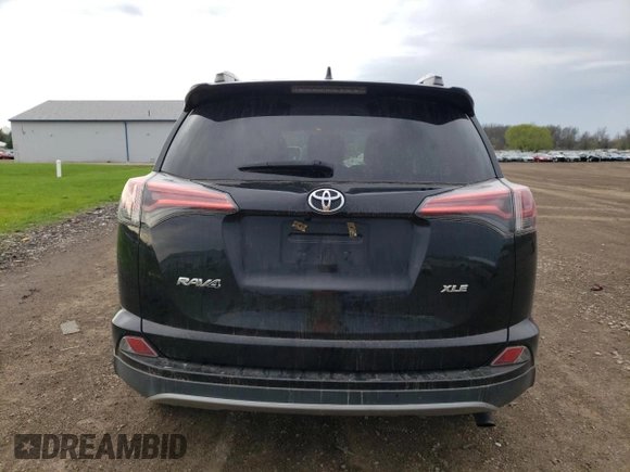 2018 Toyota RAV4 XLE z VIN 2T3WFREV8JW475748, wystawiony jako Copart lot #53929845 z przebiegiem 141 438 mil mil oraz Szkoda całkowita • Salvage title. Historia ofert i sprzedaży dostępna na DreamBid. Obrazek 6.