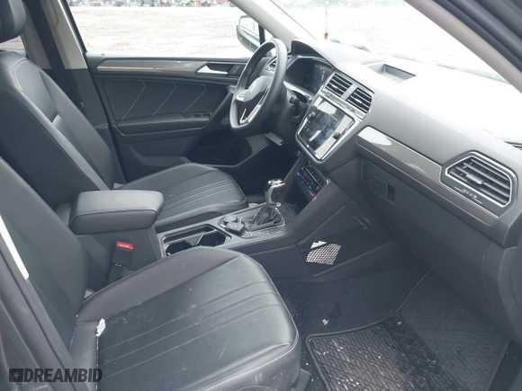 2022 Volkswagen Tiguan SE with VIN 3VV2B7AX4NM126181, listed as a IAAI auction lot 41955274 with 51,456 mi miles. Bid and sale history available at carsss.com. Image 5.