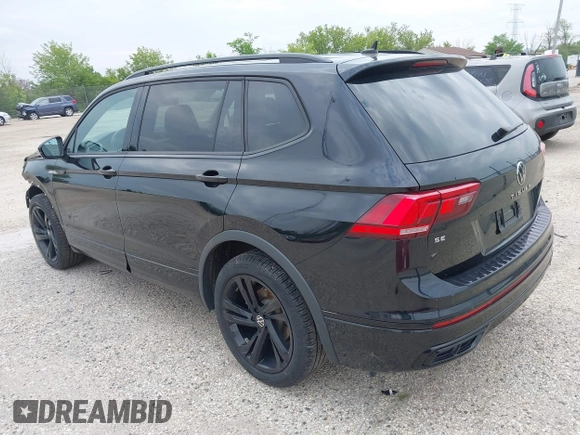 2024 Volkswagen Tiguan SE R-Line Black z VIN 3VV8B7AX2RM019937, wystawiony jako IAAI lot #42462068 z przebiegiem 24 904 mil mil oraz . Historia ofert i sprzedaży dostępna na DreamBid. Obrazek 3.