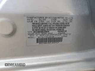 2025 Nissan Versa SV z VIN 3N1CN8EV8SL835919, wystawiony jako Copart lot #60416195 z przebiegiem 6 754 mil mil oraz Czysty tytuł • Clean title. Historia ofert i sprzedaży dostępna na DreamBid. Obrazek 13.