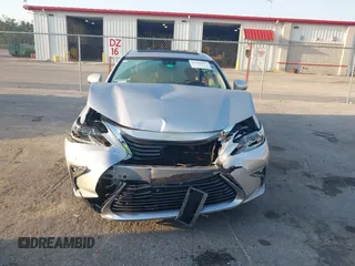 2016 Lexus ES 300h z VIN JTHBW1GG7G2115384, wystawiony jako IAAI lot #42103591 z przebiegiem 86 598 mil mil oraz . Historia ofert i sprzedaży dostępna na DreamBid. Obrazek 12.