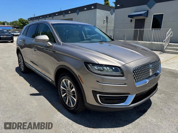 2020 Lincoln Nautilus Standard z VIN 2LMPJ8J93LBL15854, wystawiony jako Copart lot #57672975 z przebiegiem 37 398 mil mil oraz Czysty tytuł • Clean title. Historia ofert i sprzedaży dostępna na DreamBid. Obrazek 4.