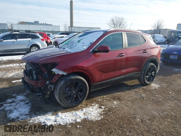 2024 Buick Encore GX Sport Touring z VIN KL4AMESL0RB002758, wystawiony jako IAAI lot #41405974 z przebiegiem 19 558 mil mil oraz . Historia ofert i sprzedaży dostępna na DreamBid. Obrazek 2.