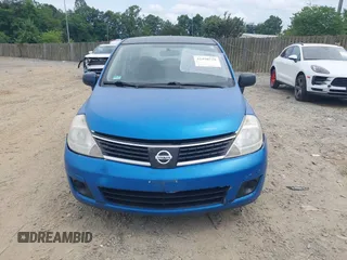 2008 Nissan Versa S z VIN 3N1BC11E98L415514, wystawiony jako IAAI lot #42458528 z przebiegiem 162 552 mil mil oraz . Historia ofert i sprzedaży dostępna na DreamBid. Obrazek 6.