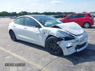 2022 Tesla Model 3 z VIN 5YJ3E1EA5NF164309, wystawiony jako IAAI lot #42195114 z przebiegiem 72 912 mil mil oraz . Historia ofert i sprzedaży dostępna na DreamBid. Obrazek 6.