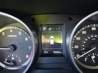 2017 Hyundai Santa Fe 2.4L z VIN 5XYZT3LB2HG383765, wystawiony jako IAAI lot #38642722 z przebiegiem 76 420 mil mil oraz . Historia ofert i sprzedaży dostępna na DreamBid. Obrazek 7.