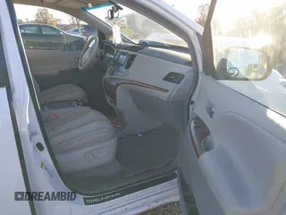 2013 Toyota Sienna XLE AAS z VIN 5TDYK3DC4DS305068, wystawiony jako IAAI lot #40909667 z przebiegiem 227 746 mil mil oraz . Historia ofert i sprzedaży dostępna na DreamBid. Obrazek 5.