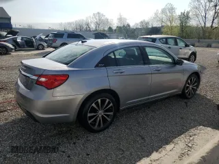 2013 Chrysler 200 Touring z VIN 1C3CCBBG7DN723383, wystawiony jako Copart lot #53302135 z przebiegiem 139 637 mil mil oraz Szkoda całkowita • Salvage title. Historia ofert i sprzedaży dostępna na DreamBid. Obrazek 3.