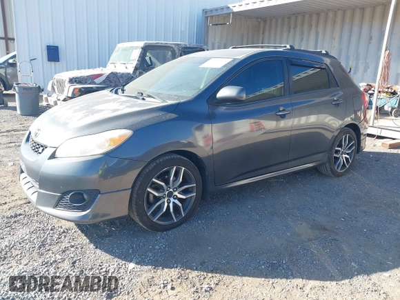 2009 Toyota Matrix S z VIN 2T1LE40E09C006482, wystawiony jako IAAI lot #42624578 z przebiegiem 163 224 mil mil oraz . Historia ofert i sprzedaży dostępna na DreamBid. Obrazek 2.