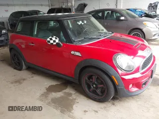 2011 MINI Hardtop S z VIN WMWSV3C53BTY21966, wystawiony jako IAAI lot #42488361 z przebiegiem 114 029 mil mil oraz . Historia ofert i sprzedaży dostępna na DreamBid. Obrazek 1.