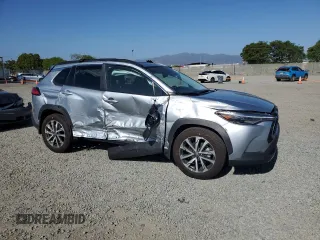 2024 Toyota Corolla Cross XLE z VIN 7MUDAABG9RV101729, wystawiony jako Copart lot #57681495 z przebiegiem 5 870 mil mil oraz Szkoda całkowita • Salvage title. Historia ofert i sprzedaży dostępna na DreamBid. Obrazek 4.