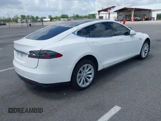 2014 Tesla Model S 60 with VIN 5YJSA1H12EFP39582, listed as a IAAI auction lot 42545143 with 117,383 mi miles and . Bid and sale history available at DreamBid. Image 4.