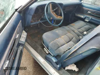 1977 Ford Thunderbird z VIN 7G87S303225, wystawiony jako Copart lot #74216404 z przebiegiem 48 305 mil mil oraz Szkody całkowita. Historia ofert i sprzedaży dostępna na DreamBid. Obrazek 8.