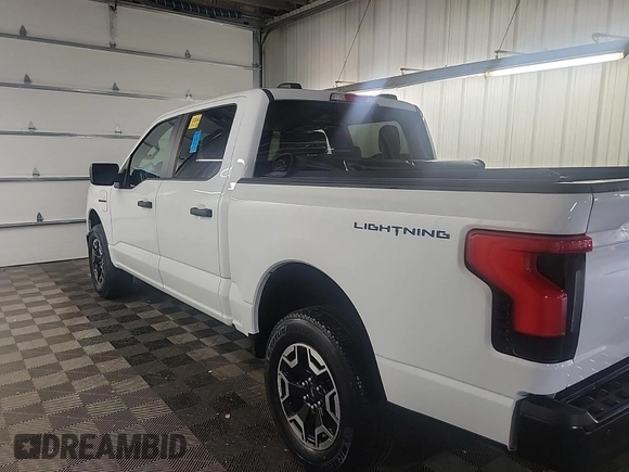 2023 Ford F-150 Lightning Pro z VIN 1FTVW1EL0PWG02840, wystawiony jako IAAI lot #42379448 z przebiegiem 52 710 mil mil oraz . Historia ofert i sprzedaży dostępna na DreamBid. Obrazek 46.