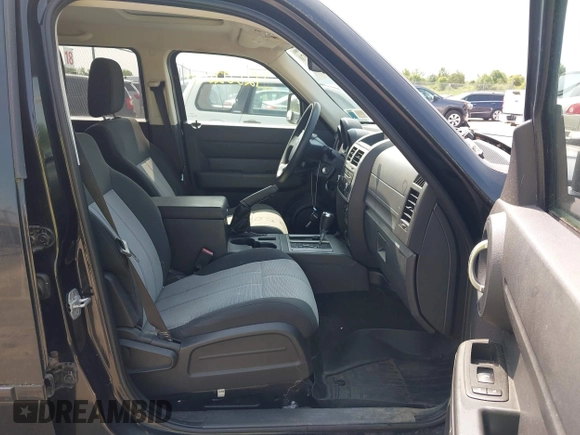 2008 Dodge Nitro SXT z VIN 1D8GU28K08W151127, wystawiony jako IAAI lot #42502070 z przebiegiem 145 972 mil mil oraz . Historia ofert i sprzedaży dostępna na DreamBid. Obrazek 5.