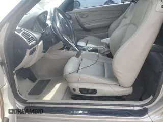 2009 BMW 1 Series 128i z VIN WBAUL73539VJ76952, wystawiony jako Copart lot #76992254 z przebiegiem Nie podano mil oraz Szkody całkowita. Historia ofert i sprzedaży dostępna na DreamBid. Obrazek 7.