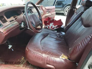 1996 Lincoln Town Car Executive z VIN 1LNLM81W4TY641611, wystawiony jako Copart lot #44939405 z przebiegiem 296 702 mil mil oraz Szkoda całkowita • Salvage title. Historia ofert i sprzedaży dostępna na DreamBid. Obrazek 7.